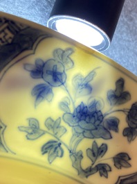 Une paire de plats en porcelaine de Chine en bleu et blanc, marque de Chenghua, Kangxi
